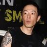 陈伟霆陪儿子打疫苗